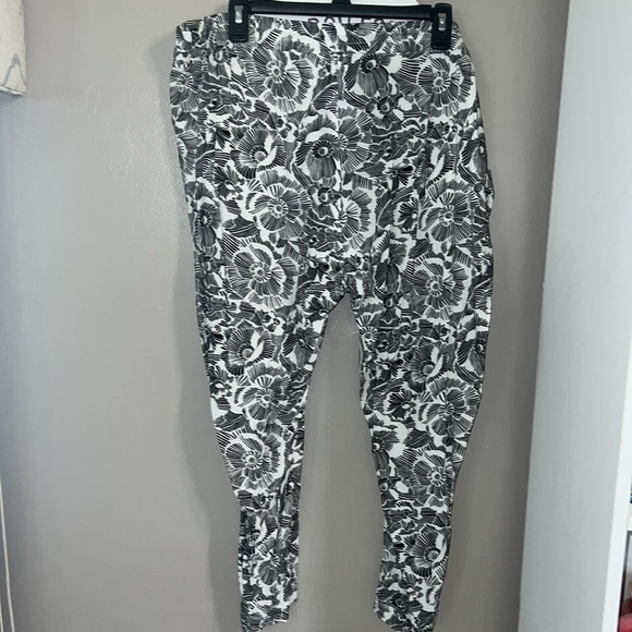 Old navy black and white floral print pull on pant - Picture 3 of 4